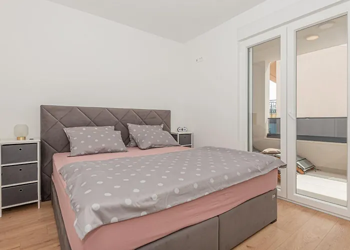 Ana-maria Apartman